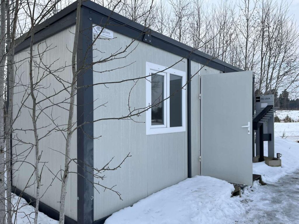 Jūrinis konteineris verslui - su durimis, langu, techninė patalpa